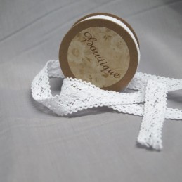 Bowtique Vintage Lace Trim Ribbon 18mm x 5m Reel